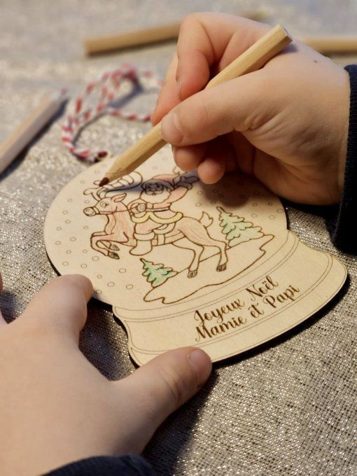 Boule de Noël en bois à colorier et ses crayons de couleur